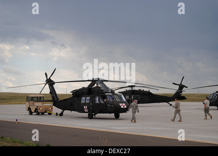 Un esercito di Wyoming Guardia Nazionale UH-60 Black Hawk si prepara a prendere il largo per il supporto di alluvione sforzi di evacuazione in Colorado sett. 14, 2013. Guardie sono state attivate attraverso la gestione di emergenza assistenza compatte--un nazionale di aiuto reciproco accordo di parternship un Foto Stock