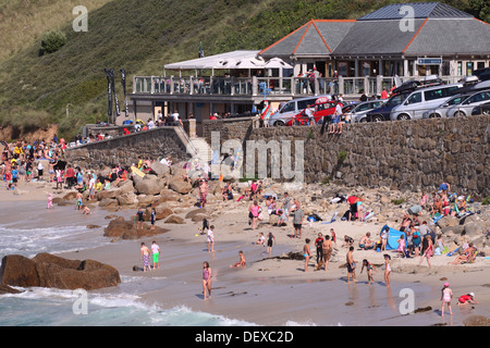 Sennen Cove Beach Cornwall Inghilterra estate in agosto Foto Stock