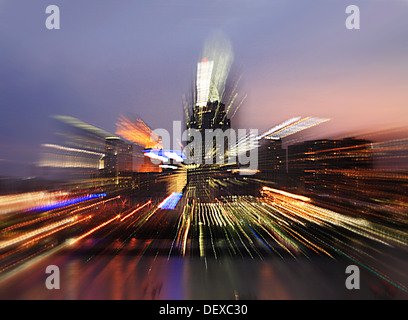 Centro cittadino di Cincinnati e il fiume Ohio presi in Sfocatura Zoom attraverso il fiume in Kentucky, Stati Uniti d'America Foto Stock