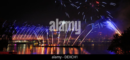 Fuochi d'artificio in aumento in Fontane di luce colorata a Cincinnati durante la giornata di lavoro mostra fuochi d'artificio, 2013, Cincinnati in Ohio, Stati Uniti d'America Foto Stock