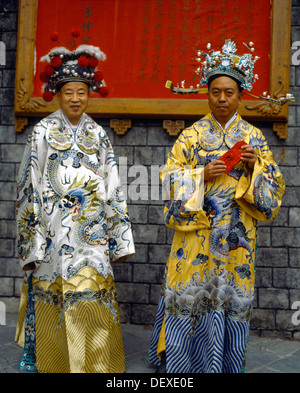 Uomo cinese & donna in costume tradizionale Dinastia Sung village di hong kong Foto Stock