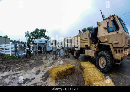 Stati Uniti Soldati e aviatori di Colorado National Guard, insieme con i membri della gestione civile delle agenzie per interventi di emergenza, distribuzione di sacchi di sabbia per eccessivamente aree sature di Jefferson county, Colo., dovuta al rovescio di pioggia che ha causato gravi inondazioni in Foto Stock