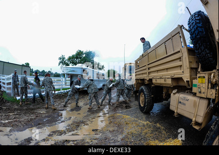 Stati Uniti Soldati e aviatori di Colorado National Guard, insieme con i membri della gestione civile delle agenzie per interventi di emergenza, distribuzione di sacchi di sabbia per eccessivamente aree sature di Jefferson county, Colo., dovuta al rovescio di pioggia che ha causato gravi inondazioni in Foto Stock