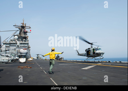 UH-1N Huey decolla dal ponte di volo dell'assalto anfibio nave USS Kearsarge (LHD 3). Kearsarge è il fiore all' occhiello per t Foto Stock