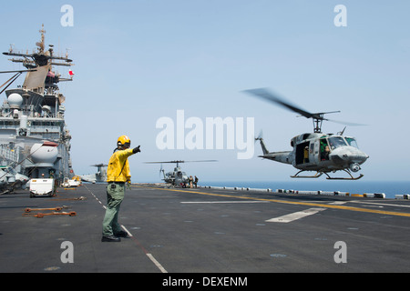 Un UH-1N Huey decolla dal ponte di volo dell'assalto anfibio nave USS Kearsarge (LHD 3). Kearsarge è l'ammiraglia per Foto Stock