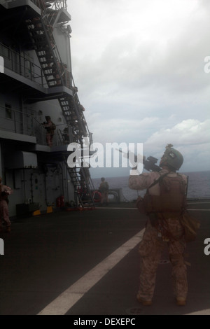 Stati Uniti Marines con forza il plotone di ricognizione, elemento di comando, 31 Marine Expeditionary Unit(MEU) fornisce la sicurezza per il ponte di volo della USNS Rappahannock durante una visita Board Ricerca e sequestro(VBSS) esercitare, in mare, 15 settembre 2013. L'31s Foto Stock