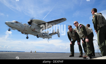 Segnale di atterraggio ufficiali osservare una E-2C Hawkeye dalla libertà campane di Airborne Early Warning Squadron (VAW) 115 come terre Foto Stock