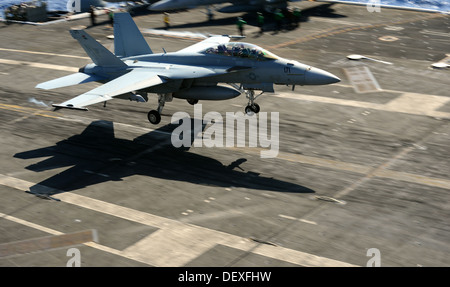 Un F/A-18E Super Hornet dal Flying Eagles di Strike Strike Fighter Squadron (VFA) 122 atterra sul ponte di volo dell'AIRC Foto Stock