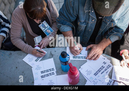 London, Ontario, Canada. 24Sep, 2013. Amici, familiari e colleghi del dottor Tarek Loubani, raccogliere in un rally nel Parco Victoria di Londra, Ontario, Canada, il 24 settembre 2013. Il rally e marzo ha invitato il governo Harper a diventare più coinvolti nei negoziati per il rilascio di Loubani e John Grayson che sono stati arrestati e detenuti senza commissioni a partire dal mese di agosto 16, 2013. La coppia ha iniziato uno sciopero della fame il 16 settembre 2013. Credito: Mark Spowart/Alamy Live News Foto Stock