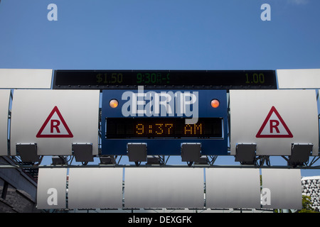 ERP installazione di pedaggio Singapore Asia città denaro interno di pagamento automatico auto automobili guadagnare traffico imposte statali passano passante Foto Stock