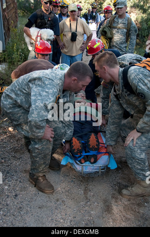 Civili il personale di salvataggio e i membri dell'esercito Colorado National Guard 3° Battaglione 157Campo alfa di artiglieria di uso della batteria Foto Stock