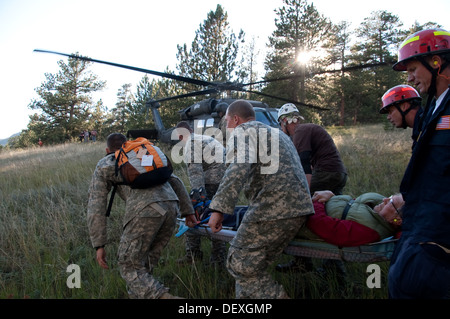 Civili il personale di salvataggio e i membri dell'esercito Colorado National Guard 3° Battaglione 157Campo alfa di artiglieria di uso della batteria Foto Stock