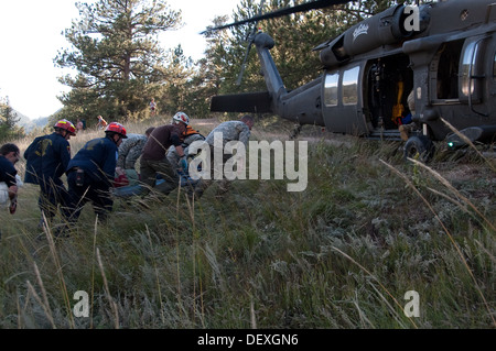 Civili il personale di salvataggio e i membri dell'esercito Colorado National Guard 3° Battaglione 157Campo alfa di artiglieria di uso della batteria Foto Stock