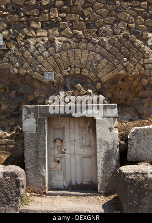 Un antico sepolcro romano ingresso Foto Stock