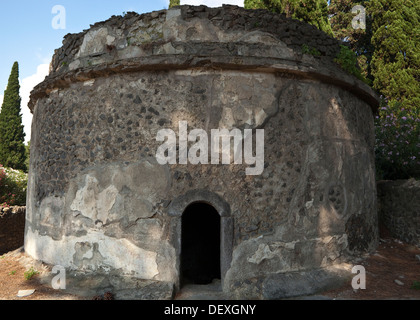 I resti di una tomba rotonda in Pompei Foto Stock