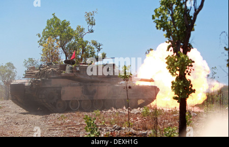 Marines con Alfa Company, 1° battaglione del serbatoio, innestare un bersaglio da un M1A1 Abrams battaglia principale serbatoio durante l'esercizio Aquila d'Oro Foto Stock