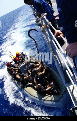 La visita, scheda, ricerca e sequestro team conduce la formazione a bordo della Ticonderoga-class guidato-missili cruiser USS Chosin (CG 65). Chosin è operante negli Stati Uniti 7 flotta area di responsabilità condurre esercizi, porta visite e operazioni enhanc Foto Stock