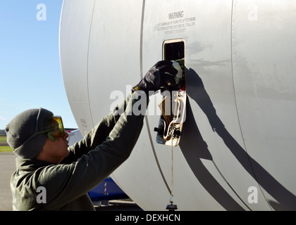 Stati Uniti Air Force Staff Sgt. Samuel Dahlgren-Castillo, 100th Air Refuelling Wing, cime off l'olio su una KC-135R dopo una missione di rifornimento sett. 17, 2013, sulla principale stazione aria Ørland, Norvegia. 'C' e altri manutentori dal centesimo ARW, RAF Mildenhall, Englan Foto Stock