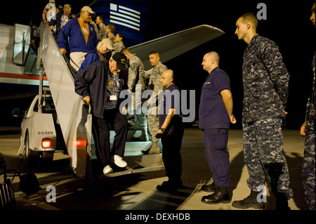 Servizio in Colorado membri salutare i veterani come essi deplane sett. 16, 2013, presso l'Aeroporto Internazionale di Denver. La 124 erano veterani di ritorno da un viaggio a Washington dove hanno visto i monumenti costruiti in loro onore. Onore volo Colorado settentrionale Foto Stock