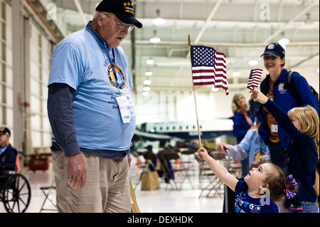 Un bambino presenta una bandiera degli Stati Uniti in una guerra di Corea veterano sett. 16, 2013, presso l'Aeroporto Internazionale di Denver. La 124 erano veterani Foto Stock