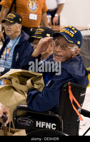 Una guerra di Corea veterano esegue il rendering di un saluto sett. 16, 2013, presso l'Aeroporto Internazionale di Denver. La 124 erano veterani di ritorno da Foto Stock
