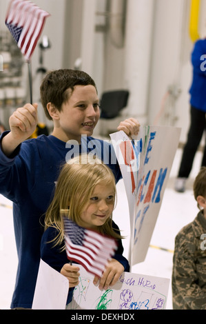 I bambini sono i benvenuti i veterani tornando a casa sett. 16, 2013, presso l'Aeroporto Internazionale di Denver. La 124 erano veterani di ritorno da un viaggio a Washington dove hanno visto i monumenti costruiti in loro onore. Onore volo Colorado settentrionale offre gratuitamente il tri Foto Stock