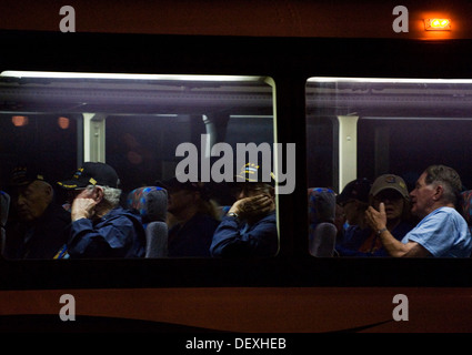 Veterani partono su un bus sett. 16, 2013, dall'Aeroporto Internazionale di Denver. La 124 erano veterani di ritorno da un viaggio a Washington dove hanno visto i monumenti costruiti in loro onore. Onore volo Colorado settentrionale offre viaggi gratuiti per il dist Foto Stock
