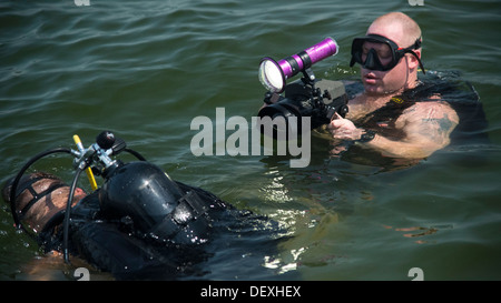 La comunicazione di massa Specialist 1a classe Gary desiderosi di catturare video del Navy Diver 2a classe Michael Fox, entrambi assegnati alla CTG 56.1, durante un anti-terrorismo protezione forza di immersione. CTG 56.1 conduce la contromisura mine, l'eliminazione degli ordigni esplosivi, recupero-di Foto Stock