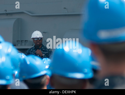 Il comandante, Expeditionary Strike gruppo 3 posteriore Adm. Frank L. stagni risolve l'equipaggio di assalto anfibio nave USS Peleliu (LHA Foto Stock