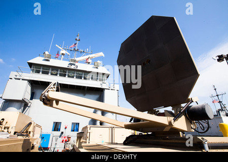 Il comune di armi Non-Lethal direzione, da Marine Corps base Quantico, Virginia, dimostra la sicurezza marittima applicazione della negazione attiva sistema a base comune Langley-Eustis, Virginia, Sett. 12, 2013. Gli annunci è stata montata a bordo di un esercito Landing Craft Foto Stock