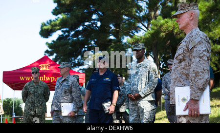 Leadership da ogni ramo del Dipartimento della difesa, guardia costiera e la NATO guarda la negazione attiva del sistema di sicurezza marittima dimostrazione a base comune Langley-Eustis, Virginia, Sett. 12, 2013. Il comune di armi Non-Lethal Direzione ha invitato tutti i visitatore Foto Stock