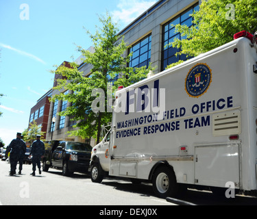 Un FBI prove response team raccoglie la prova a costruire 197 presso il Washington Navy Yard. Un pistolero ucciso 12 persone alla base sett. 16, 2013. Foto Stock