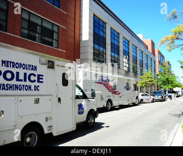 Washington Metropolitan Police Department veicoli sono parcheggiate vicino all'Edificio 197 presso il Washington Navy Yard. Cooperazione di polizia e FBI raccolta prove team stanno lavorando alla scena dove un pistolero ucciso 12 persone sett. 16, 2013. Foto Stock