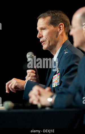 Air Force Lt. Gen. Stanley E. Clarke III, il direttore della Air National Guard, indirizzi un pubblico durante l'Air Force Associazione aria e spazio per conferenze e esposizione di tecnologia, Sett. 18, 2013, a Porto Nazionale, Md. La conferenza è design Foto Stock