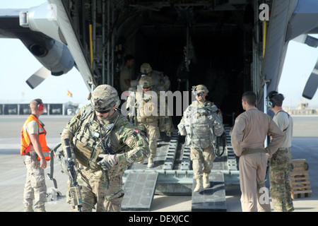 Stati Uniti Soldati con Delta Company, 1° Battaglione, quinto reggimento di cavalleria, 2° Brigata Team di combattimento, 1° Divisione di cavalleria di uscita dai un CH-47 Chinook nella provincia di Herat, Afghanistan, Sett. 14, 013. Delta Company collabora con altre soluzioni di sicurezza e militari per Foto Stock