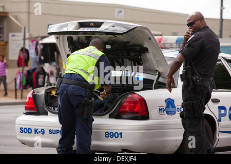 Washington DC Metropolitan police officer cercando in tronco di cruiser Foto Stock