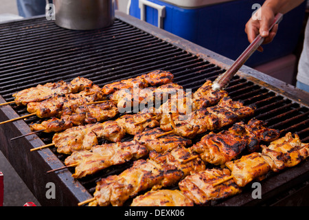 Primo piano di spiedini di pollo per la cottura su barbecue grill - USA Foto Stock