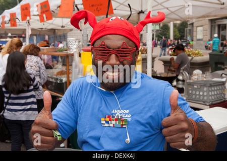 Afro-americano di uomo che indossa l'aragosta hat e star occhiali da sole Foto Stock