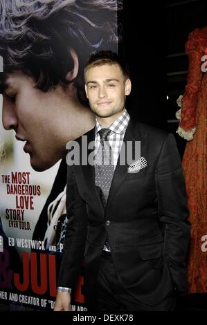 Los Angeles, CA. 24Sep, 2013. Douglas Booth presso gli arrivi per ROMEO E GIULIETTA Premiere, ArcLight Hollywood, Los Angeles, CA il 24 settembre 2013. © Michael Germana/Everett raccolta/Alamy Live News Foto Stock