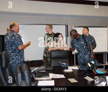 Membri della famiglia di emergenza Centro di Assistenza (EFAC) team discutete il loro piano di azione durante l'impostazione fino al Washington N Foto Stock