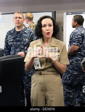 WASHINGTON (sett. 18, 2013) della Cmdr. Ingrid Paulie, psichiatrico speciale di rapido intervento unità Team leader, parla con i membri o Foto Stock