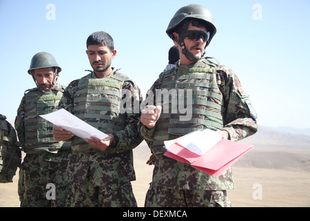 Esercito Nazionale Afghano soldati con quarta brigata di fanteria, 203rd Corps preparare per condurre un live fire esercizio nella provincia di Logar, Foto Stock