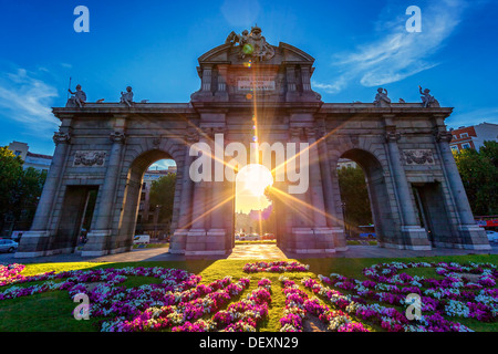 Puerta de Alcala al tramonto, Madrid, Spagna Foto Stock