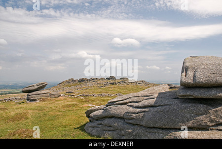 Attraente paesaggio su Belstone Tor, Dartmoor, guardando a nord Foto Stock