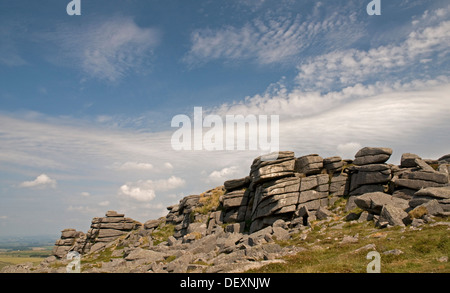 Attraente paesaggio su Belstone Tor, Dartmoor, guardando a nord Foto Stock