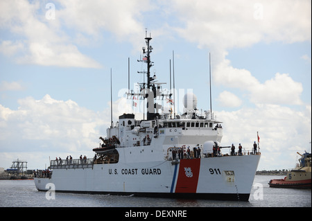 L'equipaggio del guardacoste Forward restituisce da le operazioni di polizia a Naval Station Mayport Fla., Venerdì, 20 settembre 2013. L'equipaggio trasportato 2.000 libbre di cocaina sequestrata da una guardia costiera dell'applicazione della legge il distacco di stanza a bordo Foto Stock