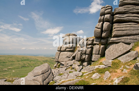 Attraente paesaggio su Belstone Tor, Dartmoor, guardando a nord Foto Stock