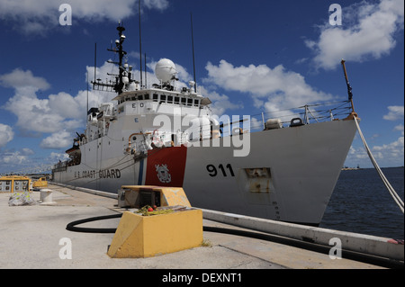 L'equipaggio del guardacoste Forward restituisce da le operazioni di polizia a Naval Station Mayport Fla., Venerdì, 20 settembre 2013. L'equipaggio trasportato 2.000 libbre di cocaina sequestrata da una guardia costiera dell'applicazione della legge il distacco di stanza a bordo Foto Stock