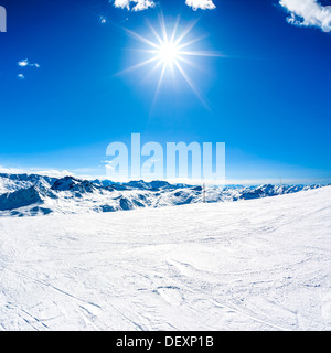 In inverno il paesaggio di montagna con Sun Foto Stock