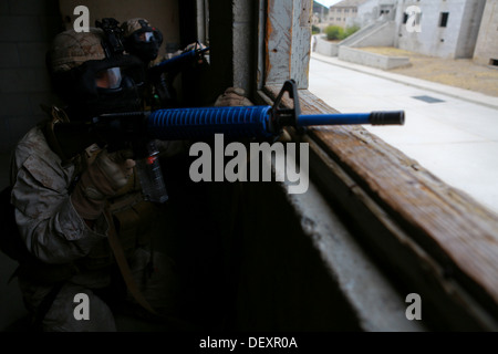 I fucilieri con Delta Company, 1° Battaglione, 1° Reggimento Marine, tenere un occhio vigile per attività nemico durante una derivazione urbana Foto Stock